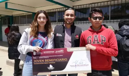 Entrega de becas a jóvenes estudiantes de San Quintín