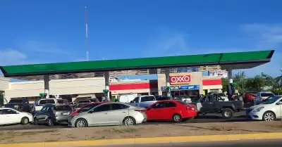 Largas filas en gasolineras de Culiacn