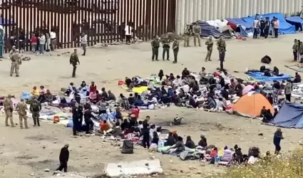 Migrantes varados entre los dos muros fronterizos