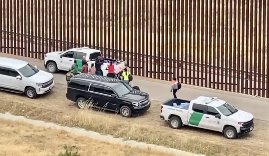 Migrantes varados entre los dos muros fronterizos