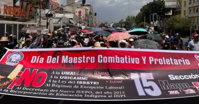 Docentes de la CNTE marchan con motivo del Día del Maestro