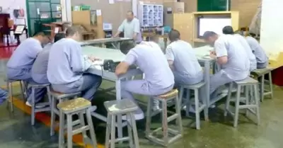 Artesanos de la madera en el Centro Penitenciario El Hongo I
