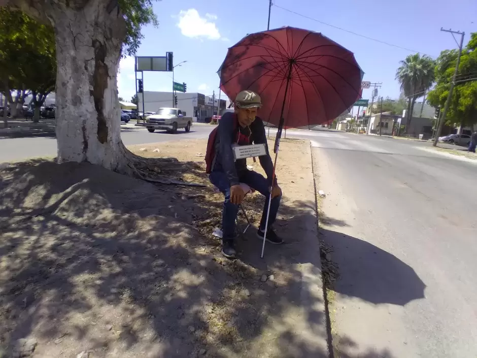 Gerardo Toscano es ciego, vende pepitorias y chicles para comprar alimentos