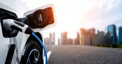 Estacin de carga de EV para coches elctricos en concepto de energa verde y en