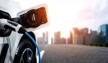 Estaci�n de carga de EV para coches el�ctricos en concepto de energ�a verde y en