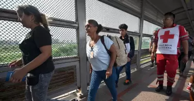 Los migrantes cruzan el Puente Internacional Matamoros-Brownsville después de ob
