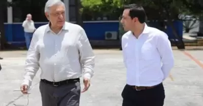 Lpez Obrador y Mauricio Vila en las instalaciones de la Base Area No.8 en Mri