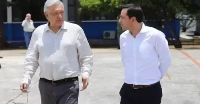 L�pez Obrador y Mauricio Vila en las instalaciones de la Base A�rea No.8 en M�ri