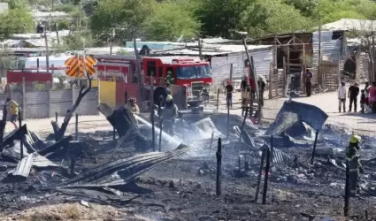 El incendio consumi siete casas en la invasin Guayacn