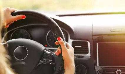 Mujer conduciendo