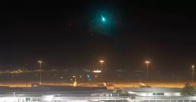 Caída de un meteorito con luz verde