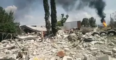Vivienda queda en escombros tras explosión de ducto