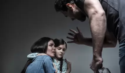 Violencia dom�stica. Violencia vicaria. Joven llorando abrazando a su hija