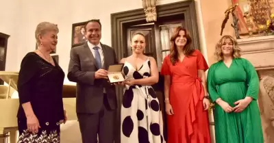 Elena Rivera recibe la medalla Emiliana de Zubeldía