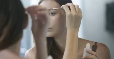 Mujer frente al espejo realizando rutina de Skincare