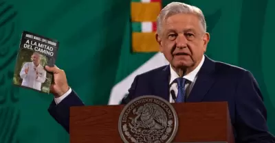 Lpez Obrador exhibe su libro