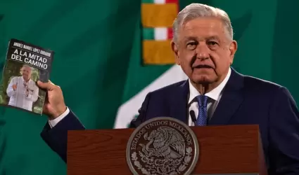 López Obrador exhibe su libro