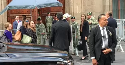 Elizabeth Sherwood, llega a Palacio Nacional acompaada de Ken Salazar