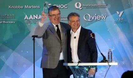 El Canciller Marcelo Ebrard recibi� el "Premio Humanitario Joe Kiani"