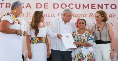 AMLO entregan documentos agrarios en Chetumal