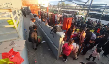 Asign un nmero y despus abordaron uno de los 8 autobuses para migrantes