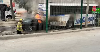 Automóvil provoca incendio