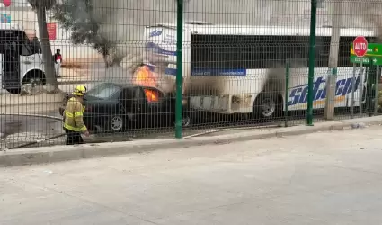Autom�vil provoca incendio