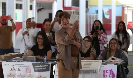 Delfina Gómez emite su voto
