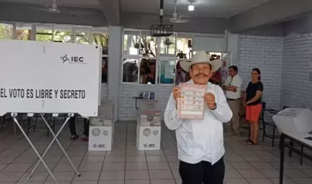 Armando Guadiana emite su voto
