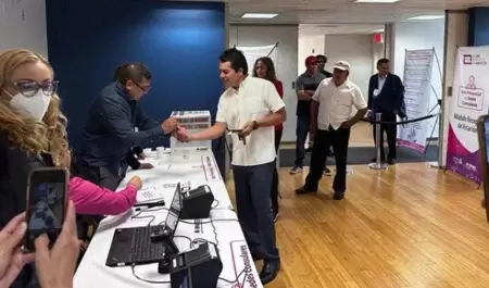 Mexicanos votan en consulado de México en Chicago.