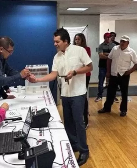 Mexicanos votan en consulado de México en Chicago.