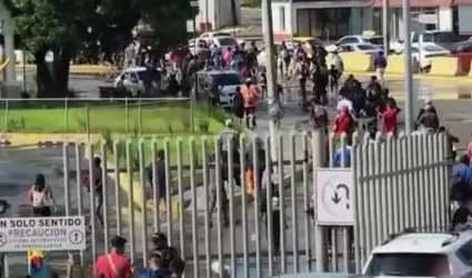 Migrantes ingresan a la fuerza a EU por puente de Matamoros