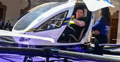 Samuel Garca posa en dron autnomo volador