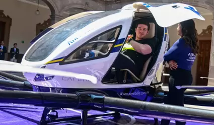 Samuel García posa en dron autónomo volador