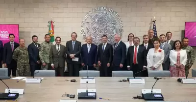 Presidente Andrés Manuel Lópéz Obrador, acompañado de su equipo, tras reunión co