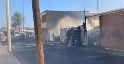 Incendio consume vecindad en el centro de Hermosillo