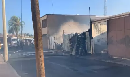 Incendio consume vecindad en el centro de Hermosillo
