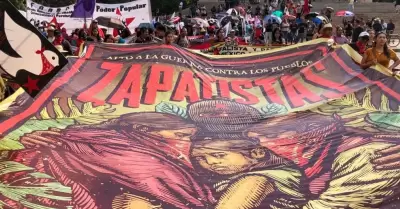 Salida de la marcha en apoyo al EZLN del Ángel de la independencia con rumbo al 
