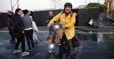 Xchitl Glvez se transporta en bicicleta