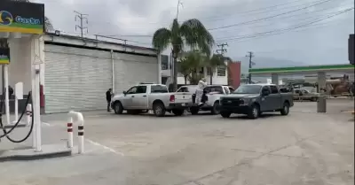 Reportan dos detenidos vinculados a camioneta abandonada con siete cuerpos