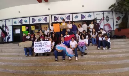 Alumnos se manifiestan contra la directora del Cedart