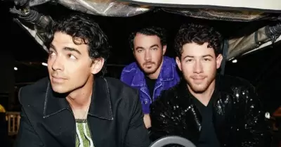 Los Jonas Brothers fueron vctimas del photoshop o la inteligencia artificial.