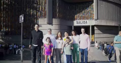 Ricardo Monreal visita la Baslica de Guadalupe acompaado de su familia