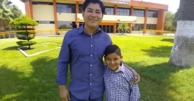 Héctor Getsemaní Hernández Armenta junto a su hijo