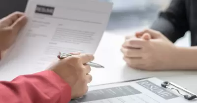 Recursos Humanos est� leyendo el curr�culum y entrevistando a los nuevos emplead