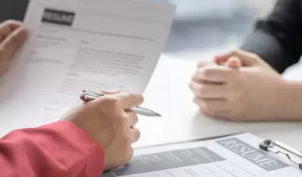 Recursos Humanos est� leyendo el curr�culum y entrevistando a los nuevos emplead