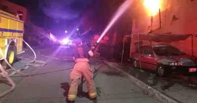 Bomberos de Tijuana sofocando un incendio