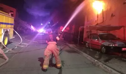 Bomberos de Tijuana sofocando un incendio