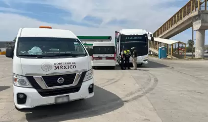 Rescatan a migrantes que viajaban en autobuses