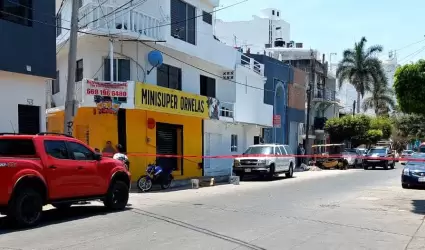 Joven es asesinada en un minisúper de Mazatlán
